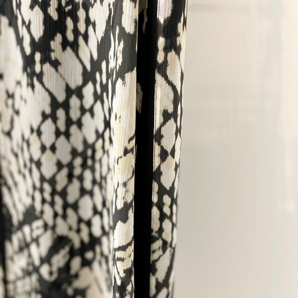 Vince 100% Silk Sleeveless Shift Dress Abstract/Snakeskin-ish Print ~ Size 8 - Picture 5 of 11